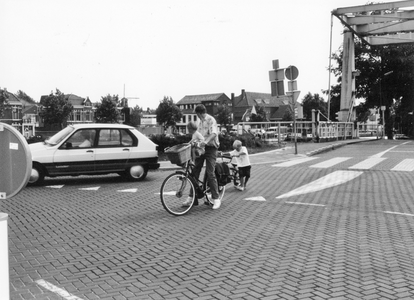 842781 Afbeelding van de onveilige verkeerssituatie voor fietsers op de kruising van de Singel en de Westdam te Woerden.